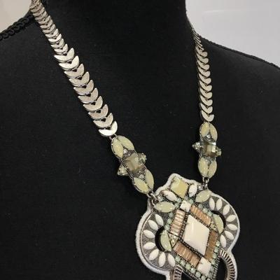 Beautiful vintage Stella, and dot statement necklace