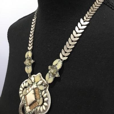 Beautiful vintage Stella, and dot statement necklace