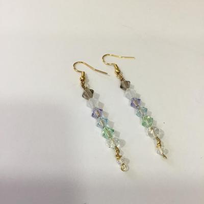 Beautiful crystal dingle earrings very beautiful, gold toned