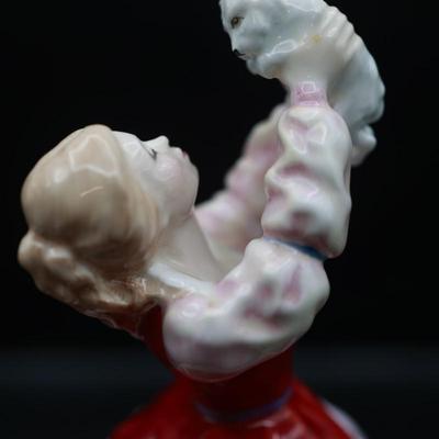 Royal Doulton Pretty Ladies "Susan" Figurine.