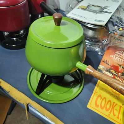 Lot of 5 Vintage Yellow Green Red Fondue Pots, Cuisinart Electric Fondue Pot