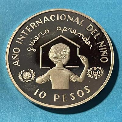 1982 DOMINICAN REPUBLIC Year of the Child Proof Silver 10 Pesos Coin.