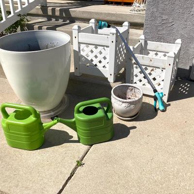 LOT 292: Lawn / Garden Planters and More