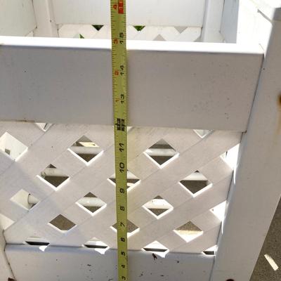 LOT 292: Lawn / Garden Planters and More