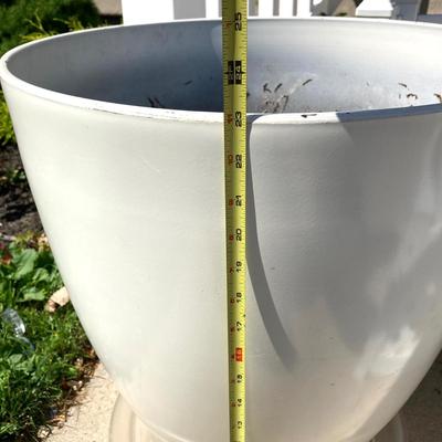 LOT 292: Lawn / Garden Planters and More