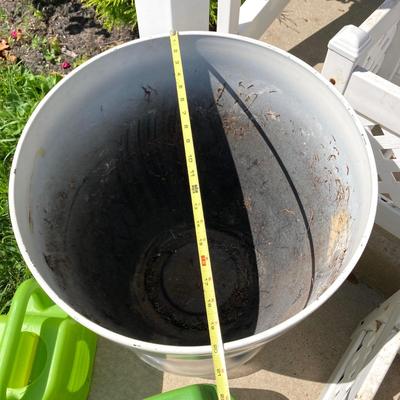 LOT 292: Lawn / Garden Planters and More