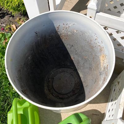 LOT 292: Lawn / Garden Planters and More