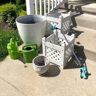 LOT 292: Lawn / Garden Planters and More