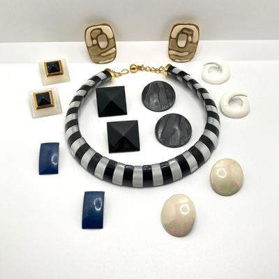 LOT 59: Gorgeous Black and White Choker Necklace with Collection of Earrings
