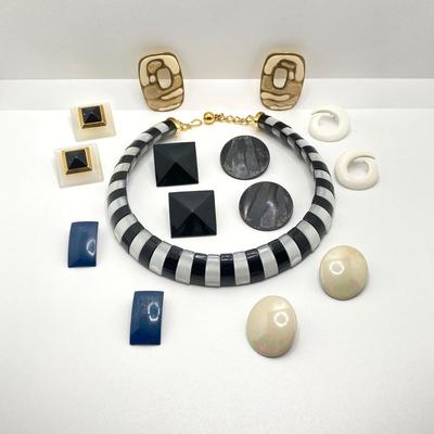 LOT 59: Gorgeous Black and White Choker Necklace with Collection of Earrings