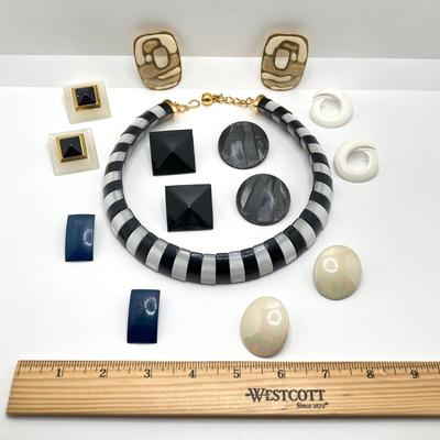 LOT 59: Gorgeous Black and White Choker Necklace with Collection of Earrings
