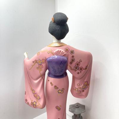 LOT 179: 1989 The Franklin Mint - "Yoshiko Manabu Saito" Fine Porcelain Figurine