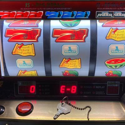 LOT 185: Lara Croft Tomb Raider Slot / Gaming Machine with Key and Tokens