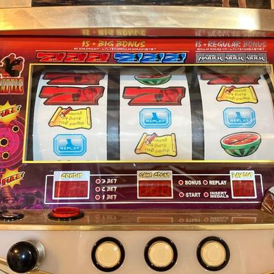 LOT 185: Lara Croft Tomb Raider Slot / Gaming Machine with Key and Tokens