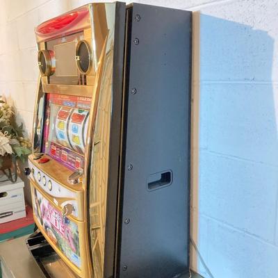 LOT 185: Lara Croft Tomb Raider Slot / Gaming Machine with Key and Tokens