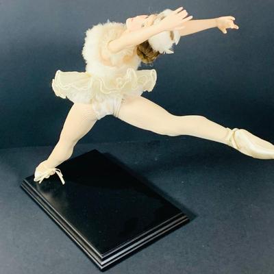 LOT 199: Lenox Poised Porcelain Ballerina Figruine