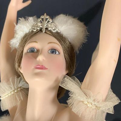 LOT 199: Lenox Poised Porcelain Ballerina Figruine