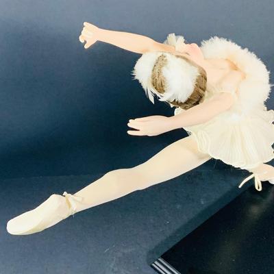 LOT 199: Lenox Poised Porcelain Ballerina Figruine