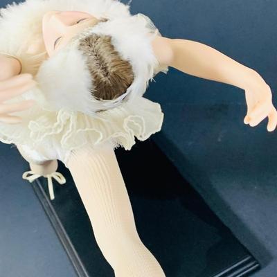 LOT 199: Lenox Poised Porcelain Ballerina Figruine