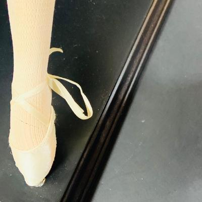 LOT 199: Lenox Poised Porcelain Ballerina Figruine