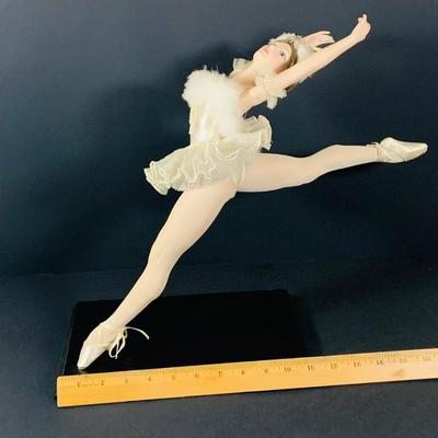 LOT 199: Lenox Poised Porcelain Ballerina Figruine