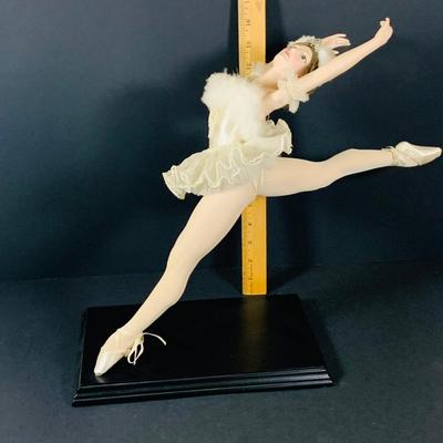 LOT 199: Lenox Poised Porcelain Ballerina Figruine