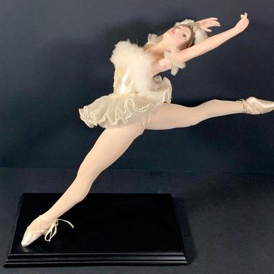 LOT 199: Lenox Poised Porcelain Ballerina Figruine