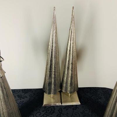 LOT 238: Large Selection of Christmas Linens, Holiday Glasses and Metal Decor