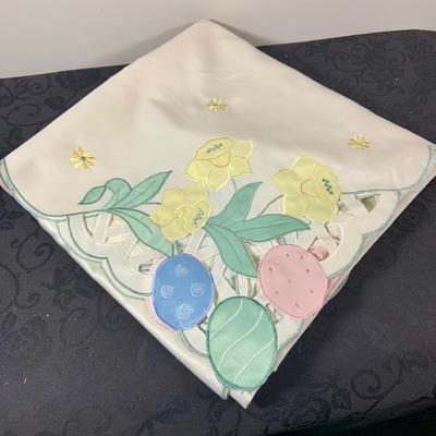 LOT 239: Spring Inspired Collection Forever Including Linen, Placemats sand Glass Drink Stirrer
