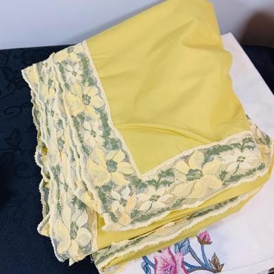 LOT 240: Large Selection of Lines -Table Cloths, Napkins and: Home Decor