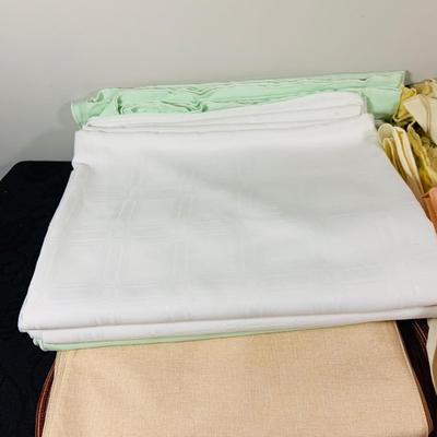LOT 240: Large Selection of Lines -Table Cloths, Napkins and: Home Decor