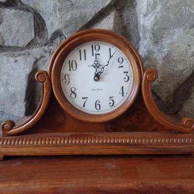 Howard Miller Wood Case Dual Chime Battery Mantle Clock in Working Condition