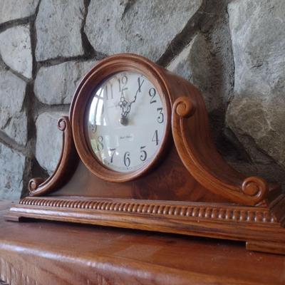 Howard Miller Wood Case Dual Chime Battery Mantle Clock in Working Condition
