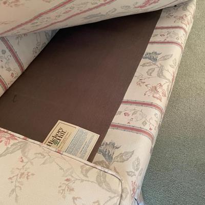 Sale Photo Thumbnail #29: Sofa with 4 cushions 