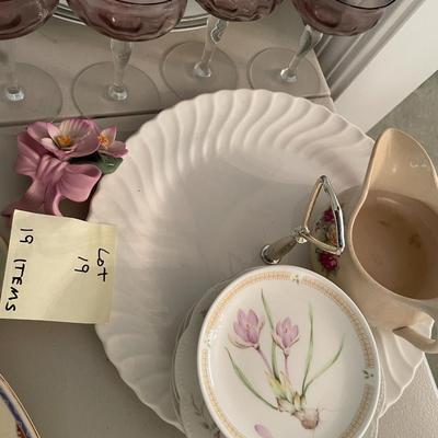 Sale Photo Thumbnail #61: Collection of China Pieces,19 Pieces 