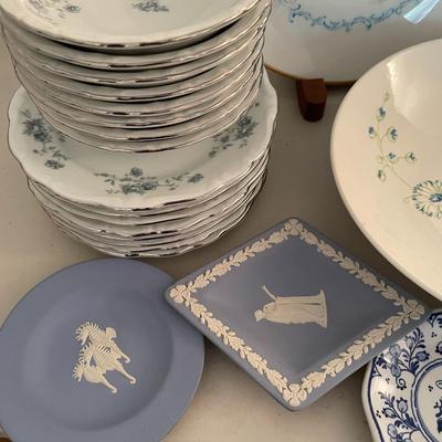 Sale Photo Thumbnail #63:  Assorted China piences, 2 wedgewood pieces - 25 Items 