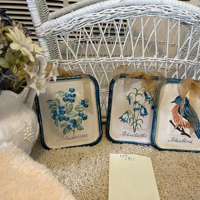 Sale Photo Thumbnail #293: Wicker trash can, finger towels, decorative items