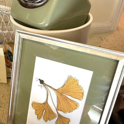 Sale Photo Thumbnail #292: Wicker trash can, finger towels, decorative items