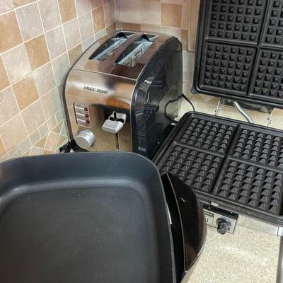 Sale Photo Thumbnail #315: 3 small appliance - skillet, wafflemaker & toaster