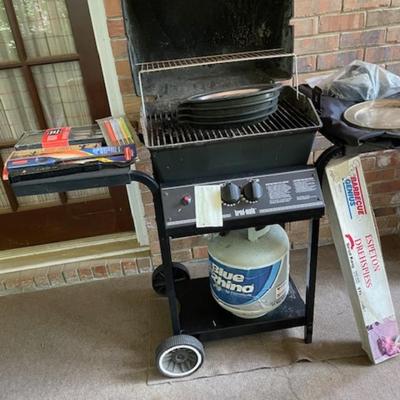 Sale Photo Thumbnail #492: Broil Mate Grill with gas tank (works) and accessories 