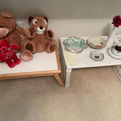 Sale Photo Thumbnail #519: 2 bedtrays, stuffed animals & serving dishes