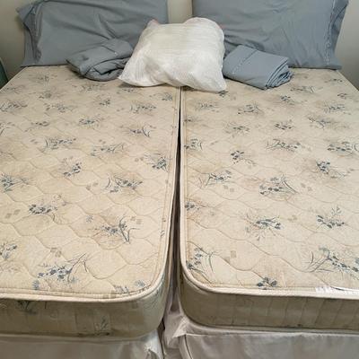 Sale Photo Thumbnail #528: King Bed or 2 twin bed sets with 2 sets of sheets, pillows and mattress pad 