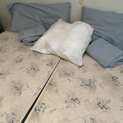 Sale Photo Thumbnail #529: King Bed or 2 twin bed sets with 2 sets of sheets, pillows and mattress pad 