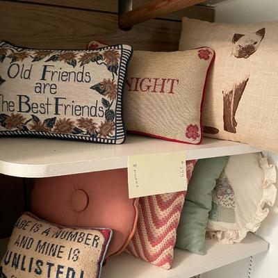 Sale Photo Thumbnail #537: 8 asst. decorative pillow
