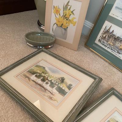 Sale Photo Thumbnail #602: 5 pieces of wall art and matching bathroom items 