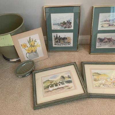 Sale Photo Thumbnail #599: 5 pieces of wall art and matching bathroom items 