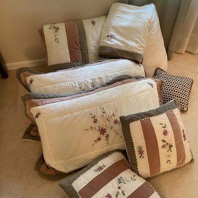 Sale Photo Thumbnail #603: King comforter with decorative pillows and bed ruffle