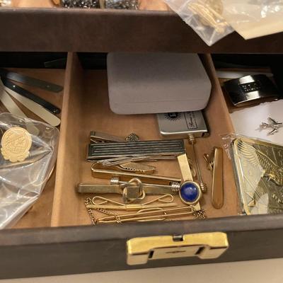 Sale Photo Thumbnail #647: Man's jewelry box plus the contents (ti clips, tie pin, cuff links, and more