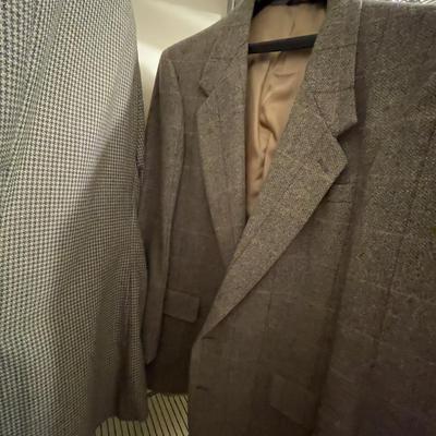 Sale Photo Thumbnail #675: 8 Men's Blazers (some marked 46R)