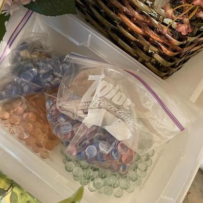 Sale Photo Thumbnail #908: Tulip Vase, Marbles ets - 6 intems